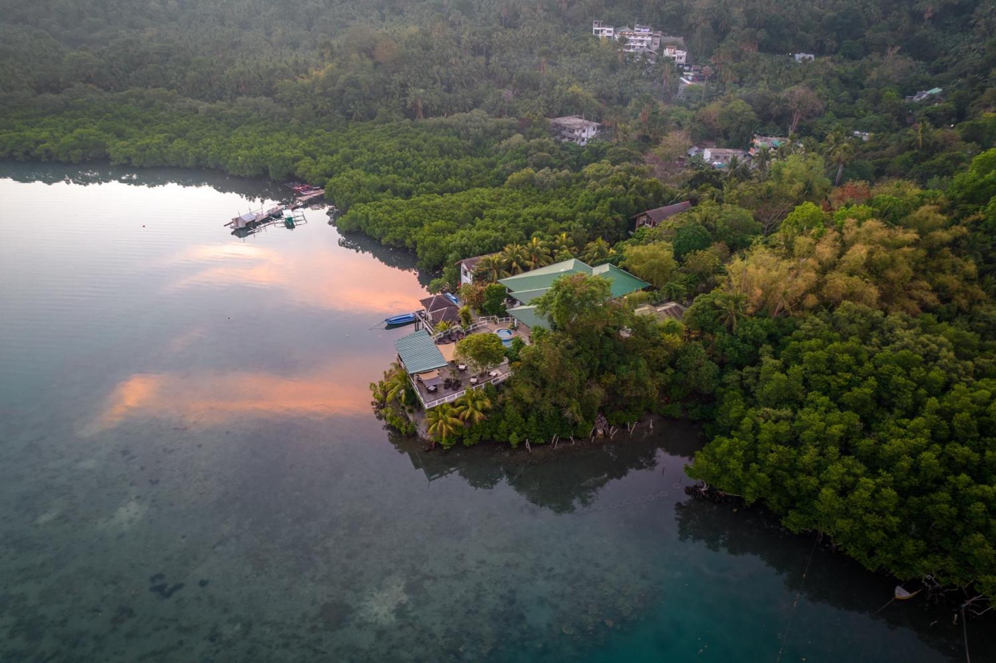 Edgewater Dive & Spa Resort Puerto Galera Exterior foto